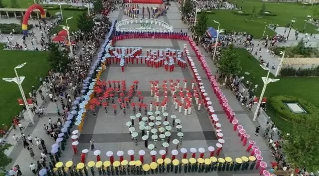 平?jīng)鲢垂军h委和興北路社區(qū)綠地廣場(chǎng)商圈黨建聯(lián)盟合作舉辦“謳歌新時(shí)代 共圓中國(guó)夢(mèng)”紀(jì)念改革開(kāi)放四十周年大型群眾廣場(chǎng)文化活動(dòng)(圖7) 平?jīng)鲢垂军h委和興北路社區(qū)綠地廣場(chǎng)商圈黨建聯(lián)盟合作舉辦“謳歌新時(shí)代 共圓中國(guó)夢(mèng)”紀(jì)念改革開(kāi)放四十周年大型群眾廣場(chǎng)文化活動(dòng)(圖7)