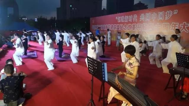 平?jīng)鲢垂军h委和興北路社區(qū)綠地廣場(chǎng)商圈黨建聯(lián)盟合作舉辦“謳歌新時(shí)代 共圓中國(guó)夢(mèng)”紀(jì)念改革開(kāi)放四十周年大型群眾廣場(chǎng)文化活動(dòng)(圖11) 平?jīng)鲢垂军h委和興北路社區(qū)綠地廣場(chǎng)商圈黨建聯(lián)盟合作舉辦“謳歌新時(shí)代 共圓中國(guó)夢(mèng)”紀(jì)念改革開(kāi)放四十周年大型群眾廣場(chǎng)文化活動(dòng)(圖11)