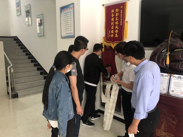 泓源新能源公司、出租車(chē)公司聯(lián)合開(kāi)展消防安全演練(圖2)