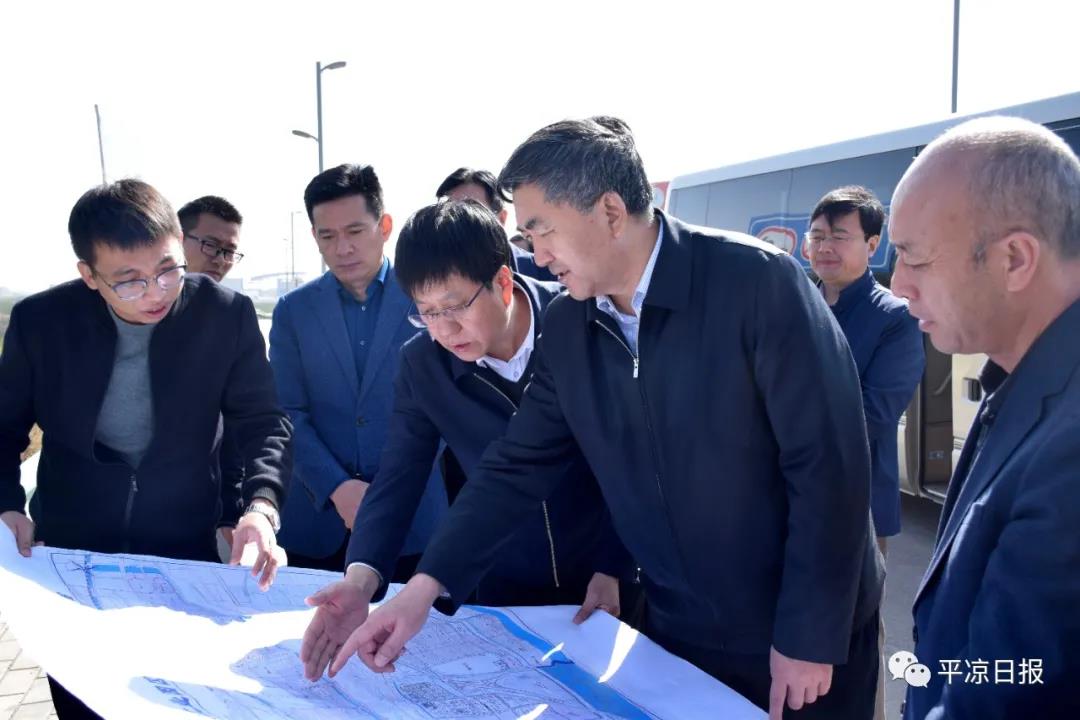 市委書記郭承錄調(diào)研智能終端光電產(chǎn)業(yè)園建設(shè)情況(圖2) 市委書記郭承錄調(diào)研智能終端光電產(chǎn)業(yè)園建設(shè)情況(圖2)