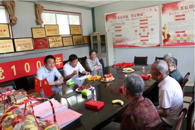 走訪慰問老黨員 深入實際學(xué)黨史—— 市政府國資委慰問泓源公司老黨員、困難黨員(圖1)